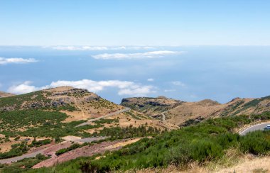 Madeira Dağı manzara yolu muhteşem manzara ufuk mavi gökyüzü açık deniz seyahat kavramı