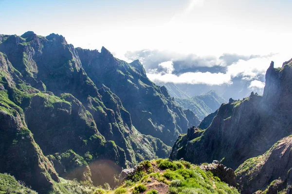 Madeira montaña paisaje valle vista espectacular horizonte nubes cielo azul mar exterior viaje concepto —  Fotos de Stock