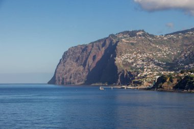 Madeira muhteşem kıyı şeridi uçurumları Küçük patika deniz yürüyüşleri