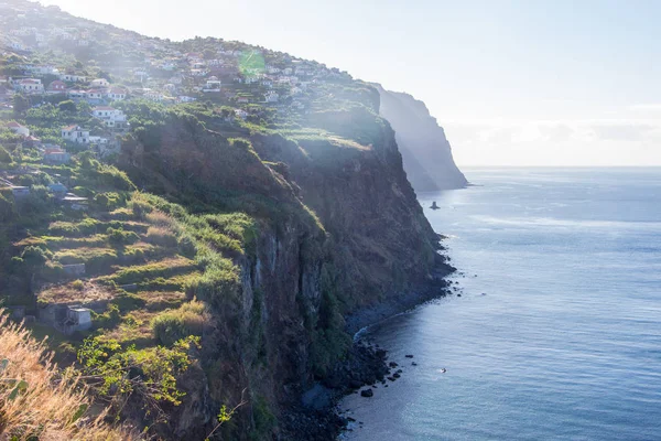Klippen an der Küste Madeiras Kleiner Wanderweg Meer — Stockfoto