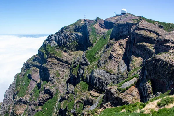 Montanhas da Madeira no alto do céu com mar de nuvens — Fotografia de Stock