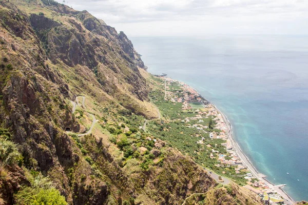 Falésias do litoral da Madeira Caminhadas pequena trilha mar — Fotografia de Stock
