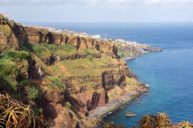 Madeira kıyı şeridi uçurumları Küçük patika deniz yürüyüşleri