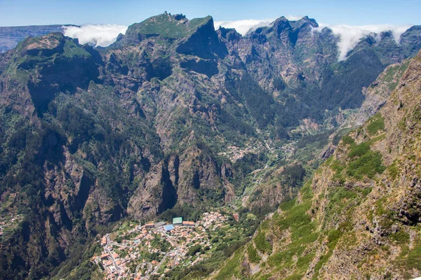 Горный ландшафт Мадейры захватывающий вид долины с небольшими домами наружной концепции путешествия — стоковое фото
