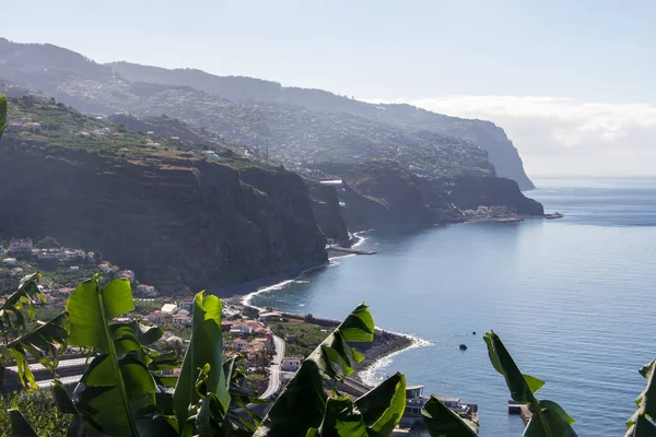 Madeira paisagem espetacular aldeias típicas nas colinas penhascos mar costa viajando conceito — Fotografia de Stock