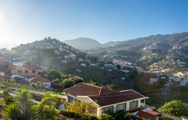 Мадейра захватывающий пейзаж типичных деревень в холмах голубое небо концепции путешествия — стоковое фото