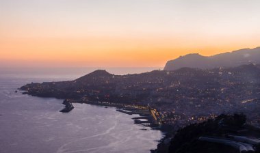 Madeira Adası 'ndaki Sunset View Funchal Körfezi' nin üzerinde deniz manzaralı gün batımına bakıyor. Atlantik Okyanusu 'nda parlayan güzel günün son güneş ışınları. Madeira ya da açık hava konsepti için mükemmel bir fikir. sonbahar ışığı.