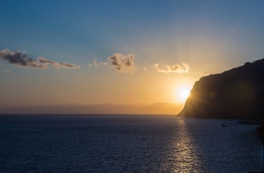 Madeira Adası 'ndaki Sunset View Funchal Körfezi' nin üzerinde deniz manzaralı gün batımına bakıyor. Atlantik Okyanusu 'nda parlayan güzel günün son güneş ışınları. Madeira ya da açık hava konsepti için mükemmel bir fikir. sonbahar ışığı.