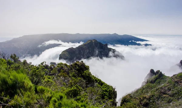 葡萄牙马德拉岛 Island Madeira 是葡萄牙中部马德拉山区的一个具有壮观色彩的地平线景观 云彩翻滚在恩库梅拉达上空经过 这是因为当地的气候条件非常特殊 Ruivo徒步小径 — 图库照片