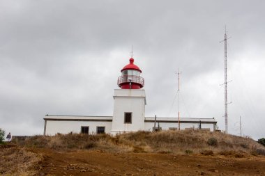 Madeira 'nın doğusunda deniz feneri, karanlık bulutlu gökyüzü, kötü hava, karanlık ruh hali. açık hava kavramı