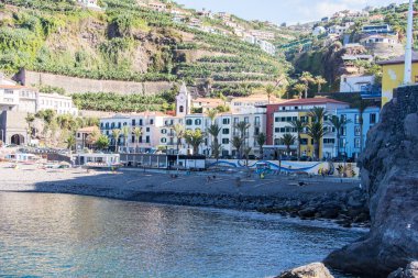 Güzel küçük sahil şehri Ribeira Brava 'nın bazı güzel eski evleri ve dağdaki vadinin hemen önünde uzanan küçük bir plajı var..