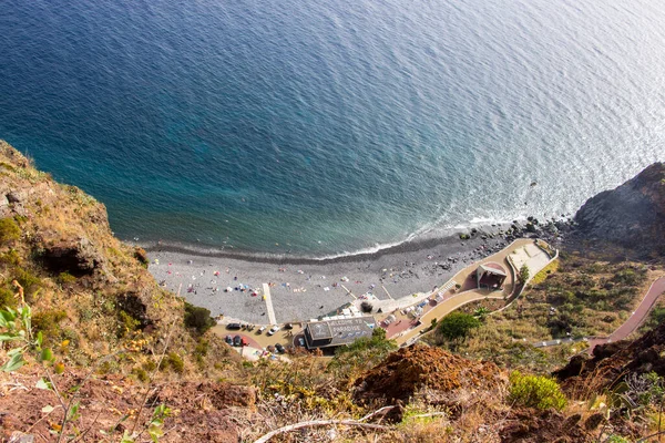Madeira adasında taştan bir plajı olan gizli bir körfez, denize yakın sarp kayalıklar, Atlantik Denizi 'nin dalgalarını görebilirsiniz. Uzun bir merdivenden aşağı inebilirsin..