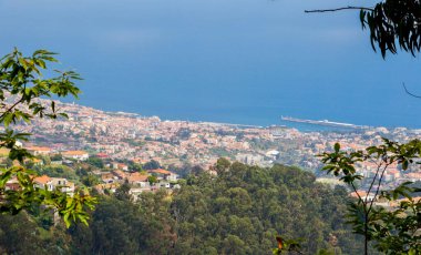 Madeira Adası, Portekiz ufuk manzarası ve yüksek dağlardan manzarası pico ariero pico ruivo yürüyüş yolu. Funchal limanını ve eski kasabayı görüyorsun. Muhteşem renkler ve mavi gökyüzü mükemmel güneşli bir gün..