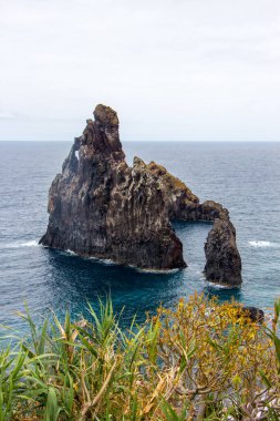 Portekiz 'in Madeira adasının kıyısındaki Ponta Sao Lourenco' da dalgalar ve kayalar. Volkanik kahverengi ve sarı taşlı çok özel bir manzara. Fırtınalı hava ve deniz. Açık hava gezileri için mükemmel bir konsept..