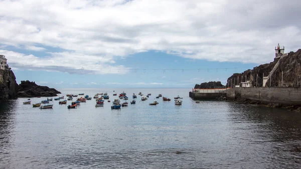 Rybářské Čluny Ležící Zátoce Modrá Obloha Camara Lobos Madeira Portugalština — Stock fotografie