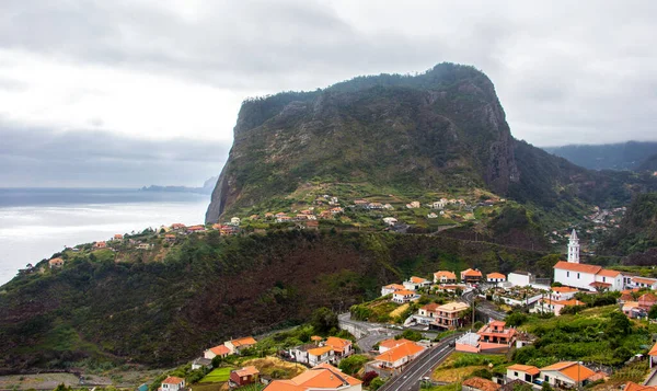 Cena Dramativ Costa Norte Madeiras Com Nuvens Escuras Altas Montanhas — Fotografia de Stock