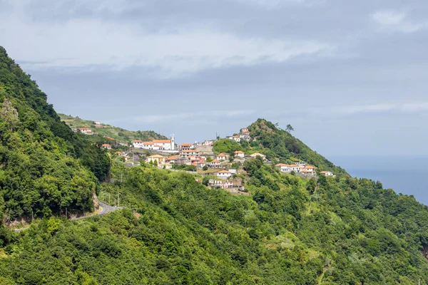 Cena Dramativ Costa Norte Madeiras Com Nuvens Escuras Altas Montanhas — Fotografia de Stock