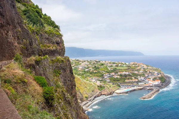 Widok Klifów Dół Małego Miasta Ponta Delgada Północnym Wybrzeżu Madery — Zdjęcie stockowe