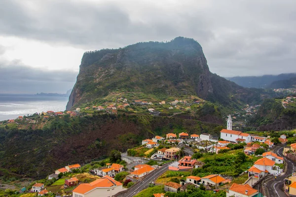 Cena Dramativ Costa Norte Madeiras Com Nuvens Escuras Altas Montanhas — Fotografia de Stock