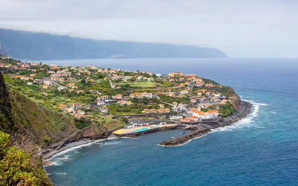 Blick Von Den Klippen Hinunter Zur Kleinen Stadt Ponta Delgada — Stockfoto