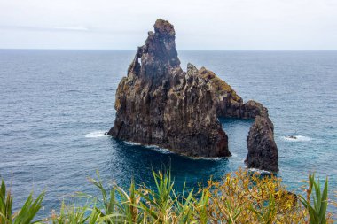 Portekiz 'in Madeira adasının kıyısındaki Ponta Sao Lourenco' da dalgalar ve kayalar. Volkanik kahverengi ve sarı taşlı çok özel bir manzara. Fırtınalı hava ve deniz. Açık hava gezileri için mükemmel bir konsept..