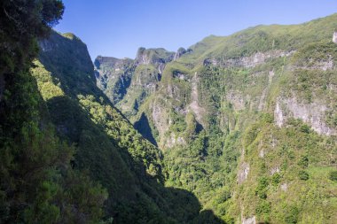 Madeira Adası, Portekiz ufuk manzarası ve merkez madeira 'daki yaklaşık 2000 metre yüksekliğindeki dağların muhteşem manzarası. Yüksek dağlar pico ariero pico ruivo yürüyüş yolu. Adanın etrafındaki okyanusun üzerinde bulut denizi olan güzel tepeler. Mavi gökyüzü