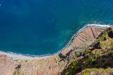 Achadas da Cruz Madeira adası sarp kayalıklarından doğrudan deniz kenarındaki tarım alanına kadar Atlantik Denizi 'nin dalgalarını görebilirsiniz. Oraya kabin asansörüyle gidebilirsiniz..