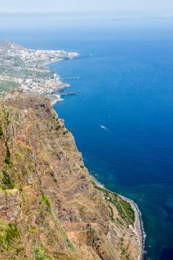 Cabo Girao 'nun Madeira adasının kıyı şeridi boyunca ilerleyişi görülüyor. Cabo Girao 'nun bakış açısı Portekiz' in Madeira Adası, Camara de Lobos 'ta yer almaktadır. 580 metre yüksekliğiyle Avrupa 'nın en yüksek promontudur..