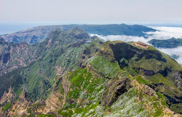 Turistika Centrálních Horách Madeiry Krásnou Krajinou Horizontem Modrou Oblohou Nebezpečnými — Stock fotografie