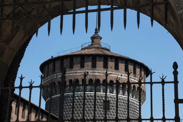 Castello Sforzesco Milano Con Una Torre Alta Una Cornice Naturale — Foto Stock