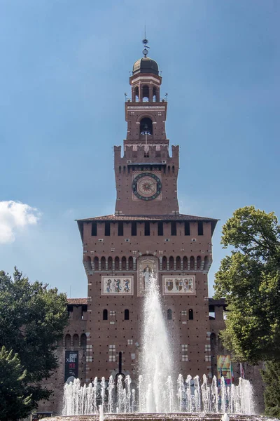 Milano 'daki Sforza şatosunun manzarası. Önünde bir çeşme var. Tarihi merkezdeki Castle Meydanı' nda.. 