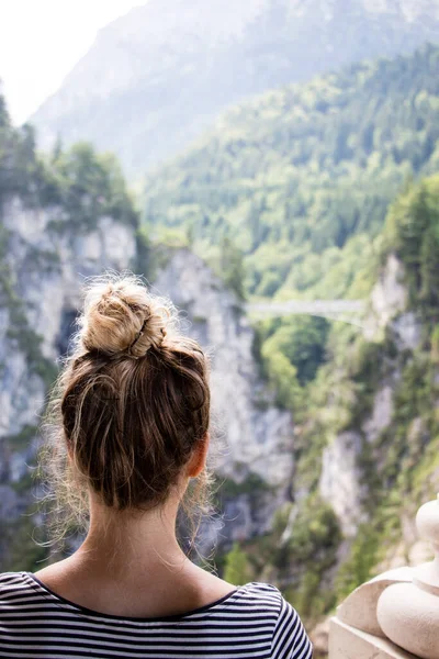 Una Persona Solitaria Cabello Castaño Hembra Mirando Desde Castillo Neuschwanstein — Foto de Stock