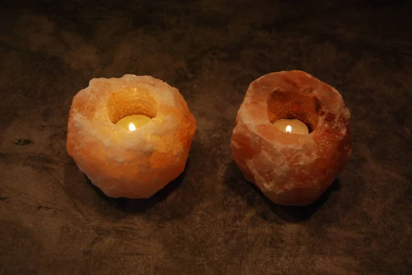 Dvě Himálajské Sůl Lampy Svíčky Vedle Sebe Tmavé Nastavení — Stock fotografie