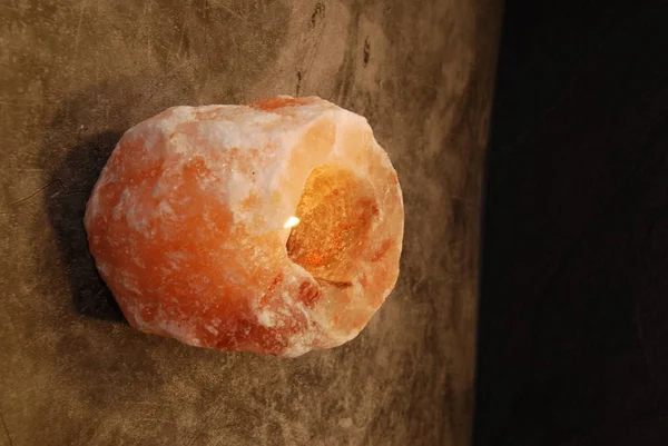 Lilin Garam Orange Himalayan Dalam Pengaturan Alami — Stok Foto