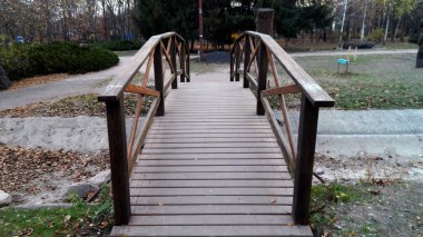 Parktaki küçük bir nehrin üzerindeki tahta köprü.