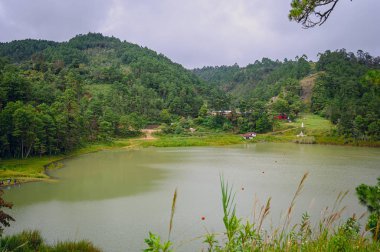 Bulutlu bir günde, arka planda, Meksika ve Guatemala sınırlarını ikiye bölen uluslararası göl.