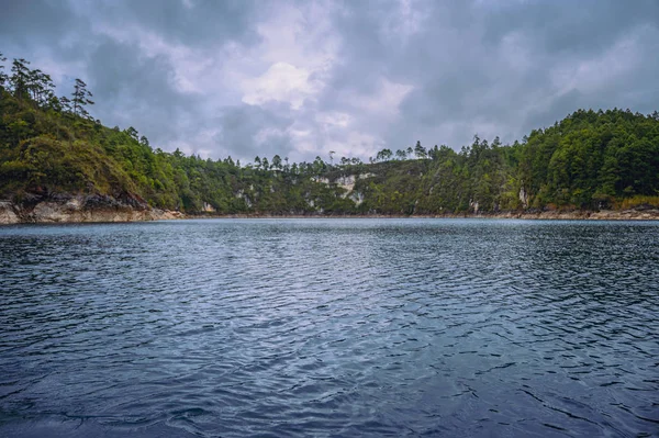 Bela Paisagem Lago Azul Fundo Montanhas Arborizadas Dia Céu Nublado — Fotografia de Stock