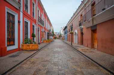 San Cristobal De Las Casas 'ın ana caddesi. Renkli bir Meksika kasabası. Koloni evleri ve dağlar.