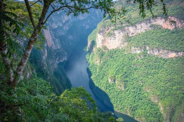 Grijalva nehrinin geçtiği Caon Del Sumidero 'nun yüksekliğinin arkaplanda berrak bir gökyüzü var..