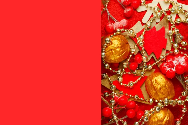 Guld og rød nytår træ legetøj top view baggrund . - Stock-foto