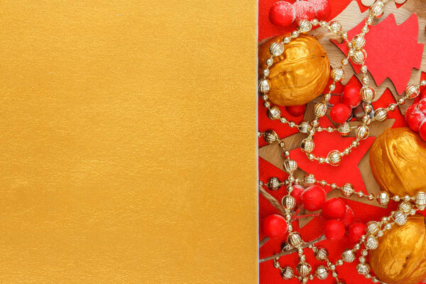 Праздничный золотой фон Рождества с красным Xmas Украшения. Творческий макет для поздравительной открытки, приглашения на вечеринку
.