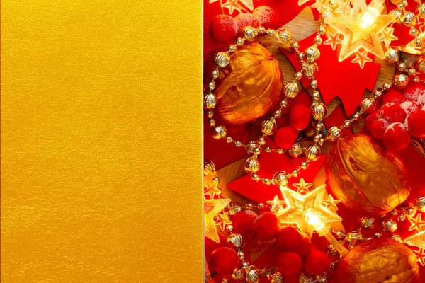 赤いクリスマスの装飾とお祭りのクリスマスの黄金の背景。グリーティングカード、パーティー招待状のための創造的なモック. — ストック写真
