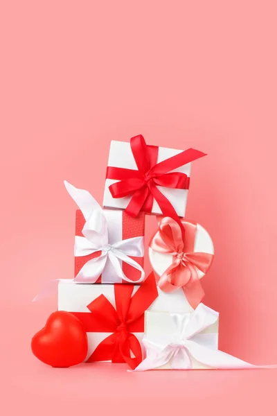 Weiße Geschenkboxen Mit Roten Satinbändern Auf Rosa Hintergrund Festliche Geschenke — Stockfoto
