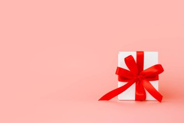 Sevgililer Günü geçmişi. Pastel pembe arka planda bir hediye kutusu. Sevgililer Günü konsepti. Boşluğu kopyala