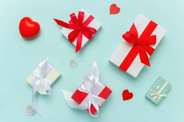 Antecedentes do dia dos namorados. Presentes, confetes, coração vermelho, em fundo azul pastel. Conceito de dia dos namorados . — Fotografia de Stock