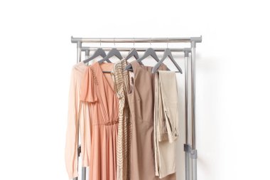 Şık elbise, kazak, pantolon ve diğer moda kıyafetleri pastel bej rengi. Bahar temizliği gardırobu..