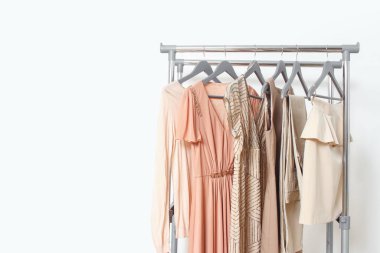 Şık elbise, kazak, pantolon ve diğer moda kıyafetleri pastel bej rengi. Bahar temizliği gardırobu. Boşluğu kopyala