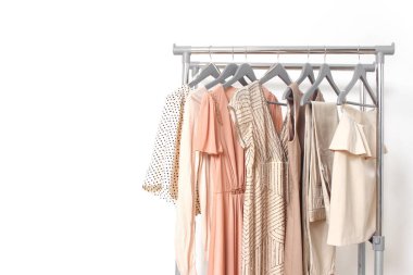Şık elbise, kazak, pantolon ve diğer moda kıyafetleri pastel bej rengi. Bahar temizliği gardırobu. Boşluğu kopyala