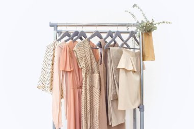 Şık elbise, kazak, pantolon ve diğer moda kıyafetleri pastel bej rengi. Bahar temizliği gardırobu..