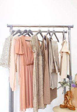 Şık elbise, kazak, pantolon ve diğer moda kıyafetleri pastel bej rengi. Bahar temizliği gardırobu..